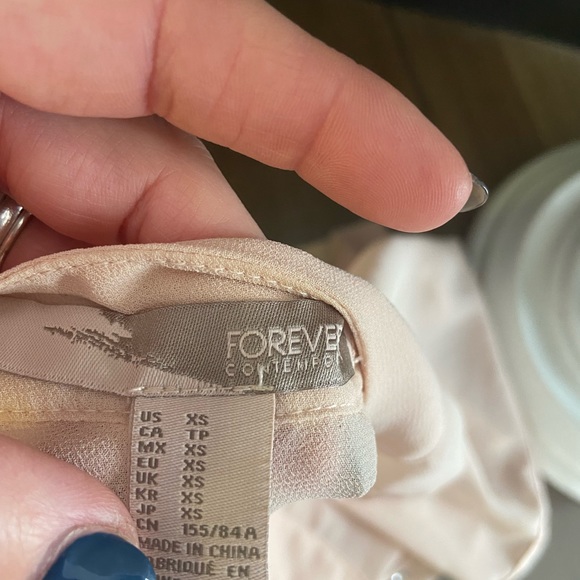 Forever 21 snowflake crystal bead t - Picture 3 of 4